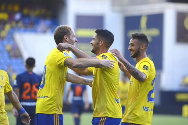 Caye Quintana celebra un gol con el Cádiz. (@Cadiz_CF)