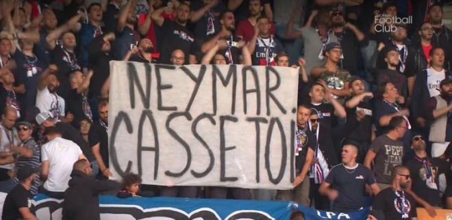 Pancartas contra Neymar.