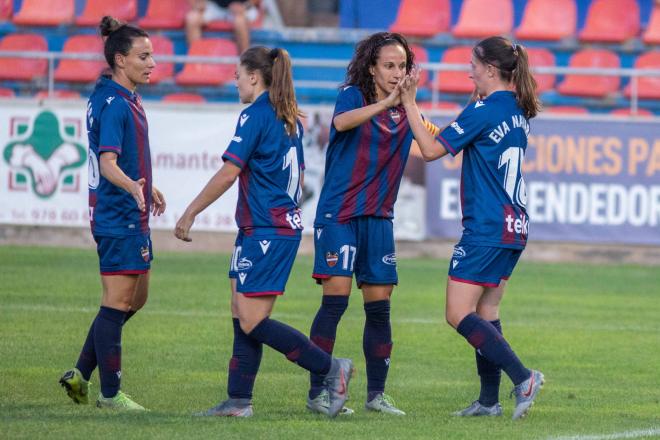 El Levante UD Femenino celebra un gol ante el Zaragoza CFF. (Foto: Levante UD)