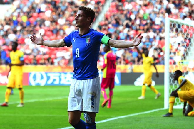 Andrea Pinamonti celebra un gol con la selección italiana sub 20.