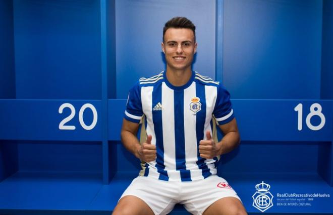 Gerard Vergé posa con su nueva camiseta. (@recreoficial)