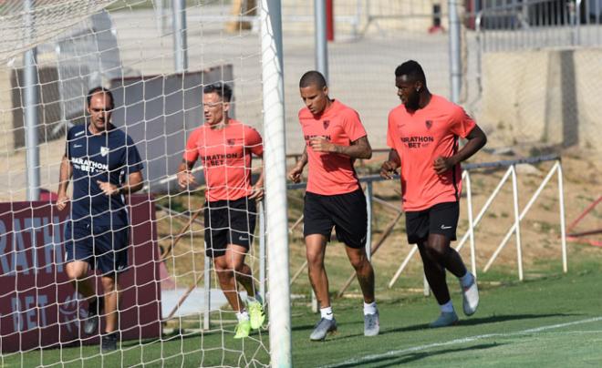 Roque Mesa, Arana y Gnagnon, en un entrenamiento con el Sevilla de este verano (Foto: Kiko Hurtado).