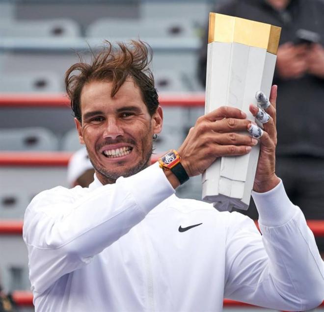 Rafa Nadal levanta el título de campeón del Máster 1000 de Canadá, el último título que ha ganado (Foto: EFE).