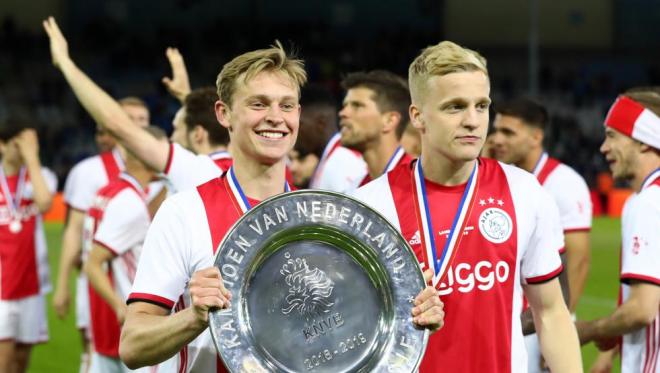 Van de Beek y De Jong celebran el título de la Eredivisie.