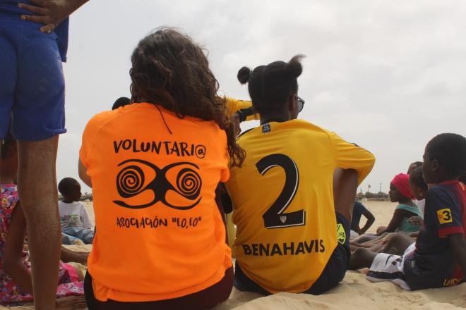 Una voluntaria de la Asociación EoEo junto a una chica con la camiseta del Málaga en Senegal.