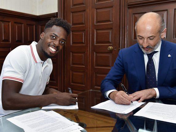 Iñaki Williams sonriete junto a Aitor Elizegi en la rúbrica de su renovación (Foto: Athletic Club).