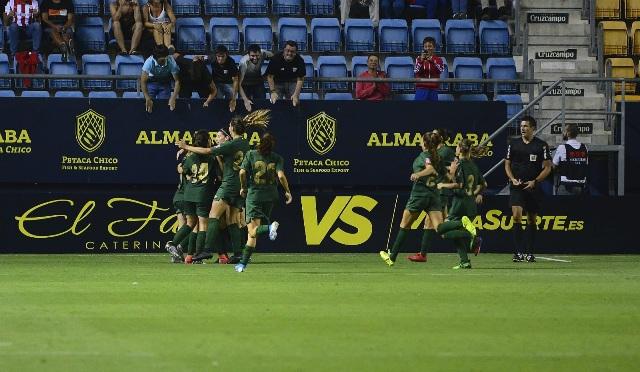 Las rojiblancas celebran el gol de penalti de Maite Oroz que las llevó a la final del Trofeo Carranza (Foto: Athletic Club).