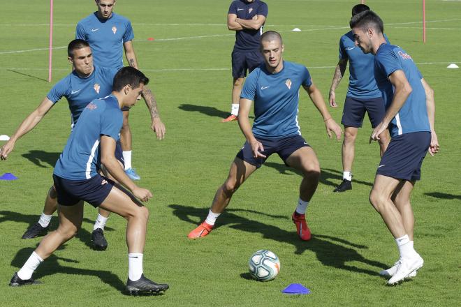 Varios jugadores del Sporting realizan un ejercicio en la sesión del martes (Foto: Luis Manso).