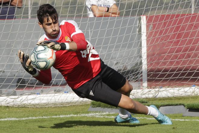 Diego Mariño, en un entrenamiento con el Sporting (Foto: Luis Manso).