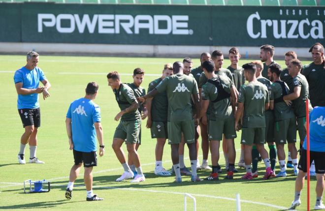 Xavi Gil, frente al grupo, en la sesión de este martes (Foto: Kiko Hurtado).