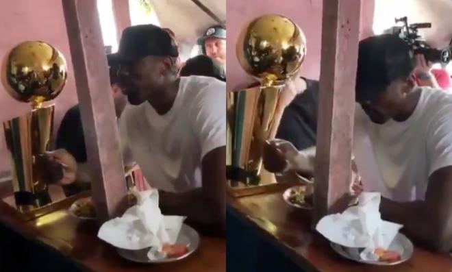 Serge Ibaka, comiendo en el restaurante con el trofeo de campeón de la NBA al lado (Foto: @sergeibaka).