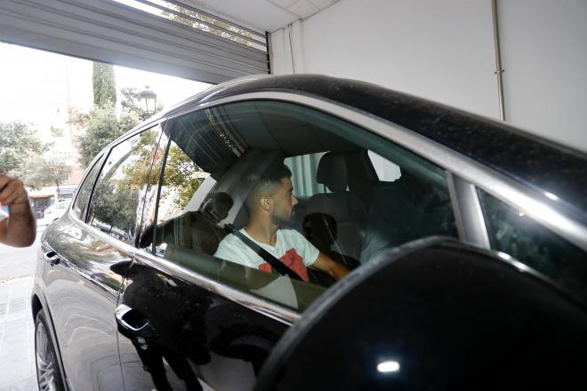 Jaume Costa llega a oficinas para cerrar su fichaje por el Valencia CF. (Foto: David González)