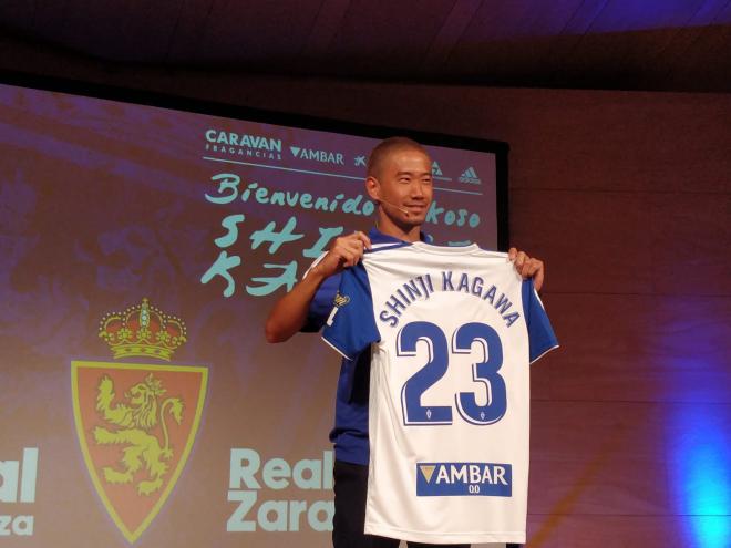Kagawa, durante su presentación con el Real Zaragoza (Foto: Quique Serrano).