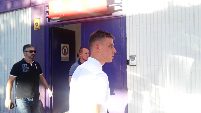 Andriy Lunin llega al Nuevo Estadio José Zorrilla para firmar por el Real Valladolid.
