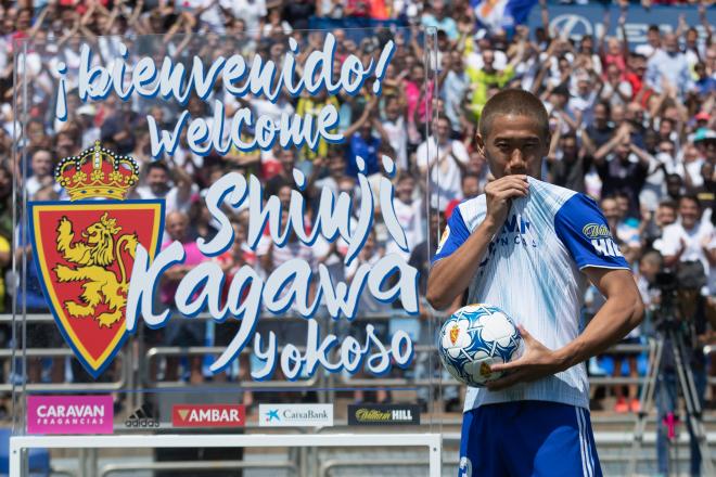 Kagawa se besa el escudo el día de su presentación como jugador del Real Zaragoza (Foto: Daniel Marzo).