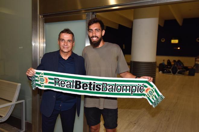 Borja Iglesias junto a Alexis.