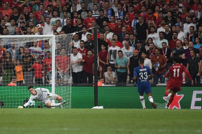 Kepa detiene un disparo de Salah. (Foto: UEFA)