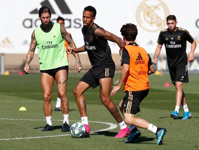 Militao, Ramos y Fede Valverde, en el entrenamiento de este miércoles (Foto: Real Madrid).