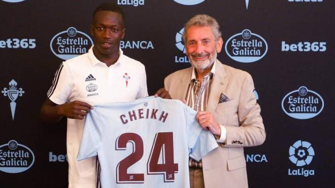 Pape Cheikh, junto a Carlos Mouriño, en su presentación como nuevo jugador del Celta (Foto: RCCV).