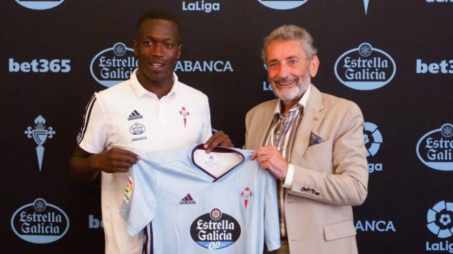 Pape Cheikh, junto a Carlos Mouriño, en su presentación como nuevo jugador del Celta (Foto: RCCV).