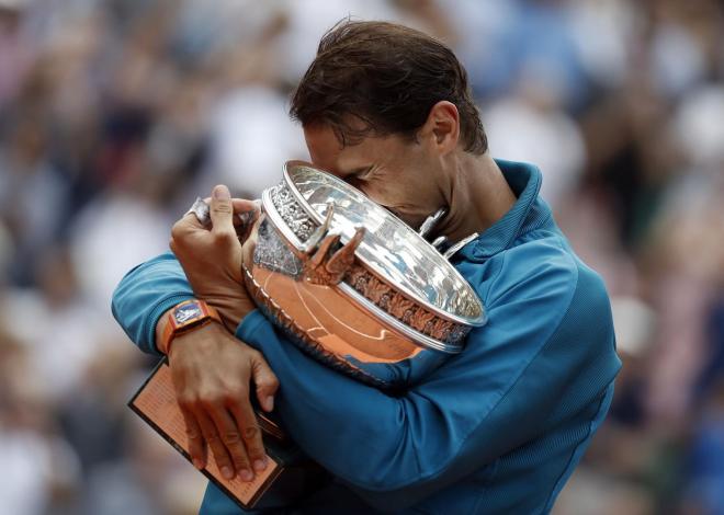 Rafa Nadal, con el trofeo de campeón de Roland Garros (Foto: EFE).