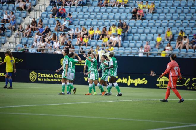 El Betis Féminas celebra uno de los goles ante el Cádiz. (Foto: DMQ Cádiz).