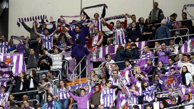 Aficionados del Real Valladolid en el Estadio Santiago Bernabéu.