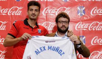 Álex Muñoz posa con la camimseta del Tenerife.