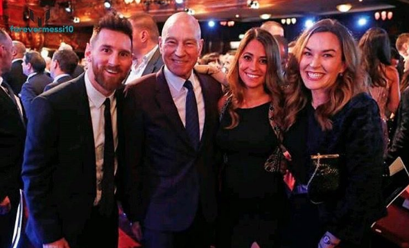 Patrick Stewart (el Profesor Charles Xavier de X-Men) y su esposa se hacen una foto con Leo Messi y Antonela Roccuzzo (Foto: @madameozell).