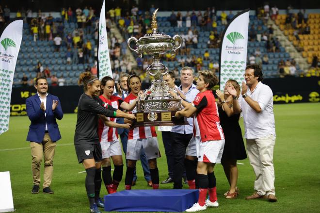 Las capitanas del Athletic reciben el Trofeo Carranza (Foto: Cristo García).