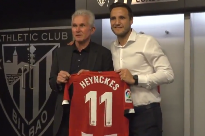 Carlos Gurpegui regaló una camiseta personalizada a Jupp Heynckes.