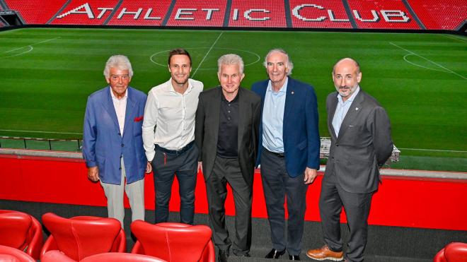José Julián Lertxundi, Gurpegui, Jupp Heynckes, Iribar y Aitor Elizegi en San Mamés (Foto: Athletic Club).