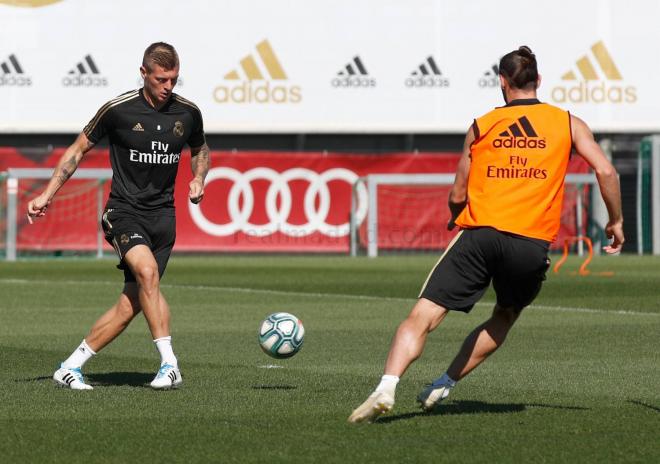 Kroos y Bale, durante el entrenamiento (Vía Real Madrid).