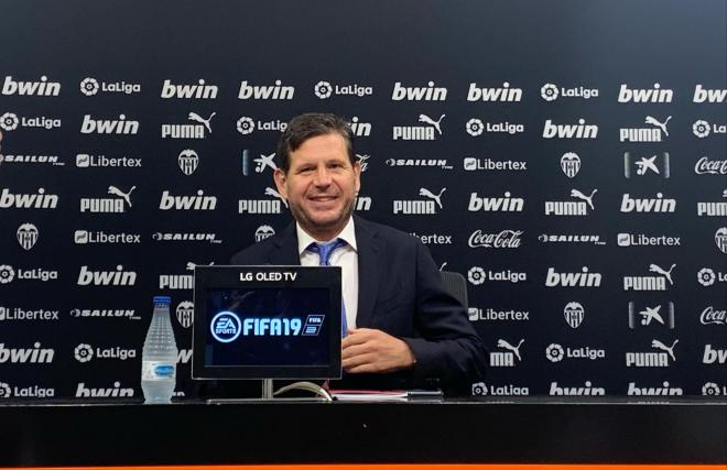 Mateu Alemany en rueda de prensa con el Valencia CF