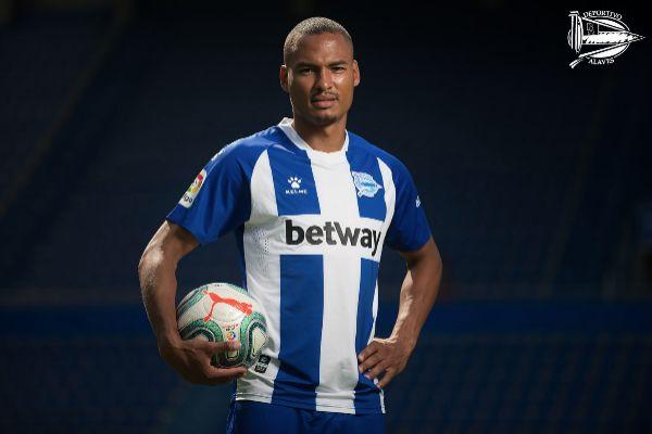 Verdon posando con la camiseta del Alavés (Vía Alavés).