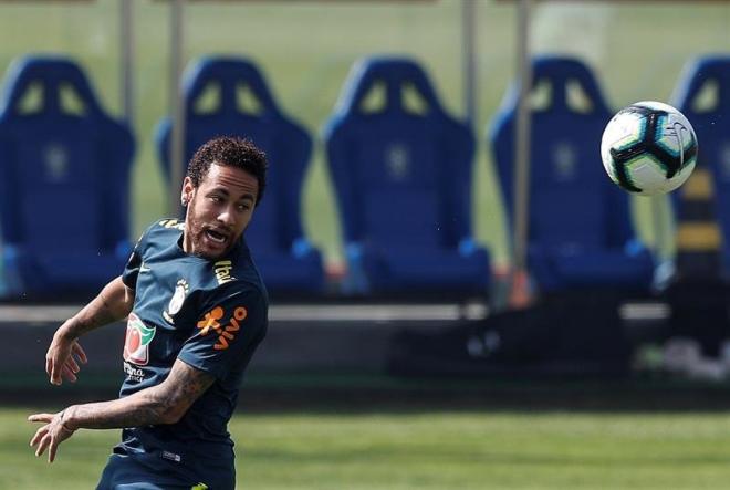 Neymar, durante un entrenamiento con Brasil (Foto: EFE).