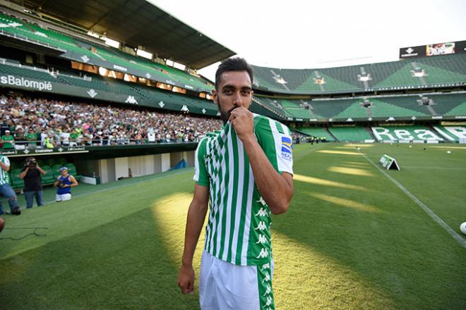 Borja Iglesias se besa el escudo del Betis en su presentación (Foto: Kiko Hurtado).