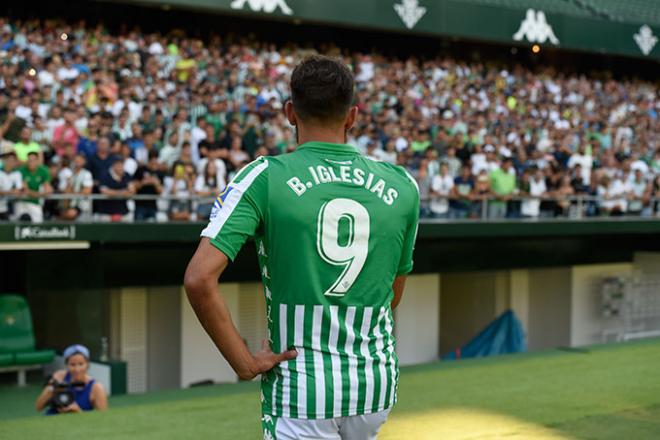 Borja Iglesias con el dorsal '9' a la espalda (foto: Kiko Hurtado).