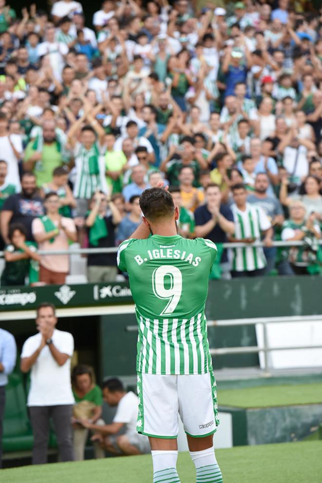 Borja Iglesias aplaude a los aficionados.