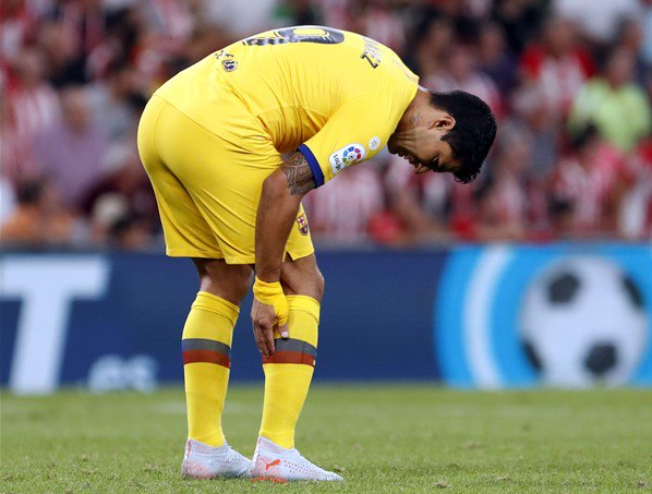 Luis Suárez se duele del gemelo en el duelo del Barcelona (Foto: FCB).