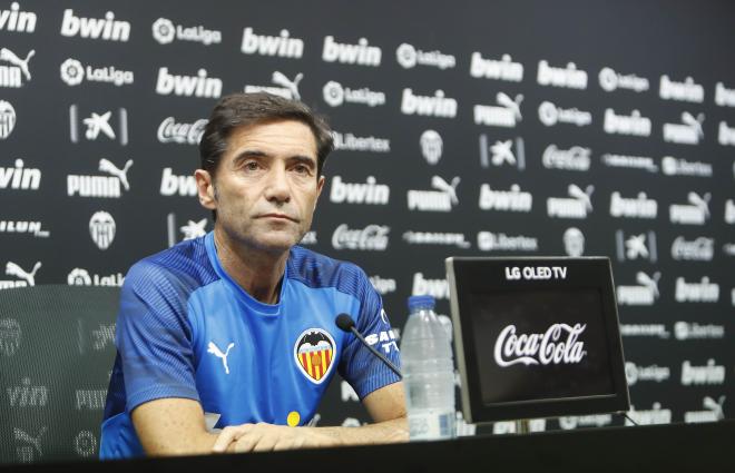 Marcelino, en una rueda de prensa con el Valencia. (Foto: David González)