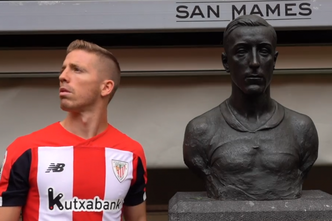 Iker Muniain junto al busto de Pichichi en el video publicado por el Athletic.