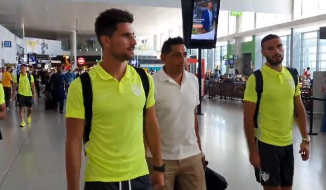Adrián y Lombán, con Basti en el aeropuerto.