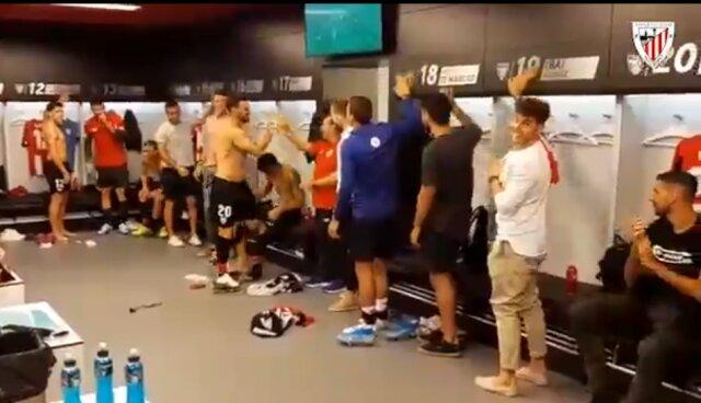 Aduriz saludó uno a uno a sus compañeros, que agasajaron al ariete tras su gol al Barça.