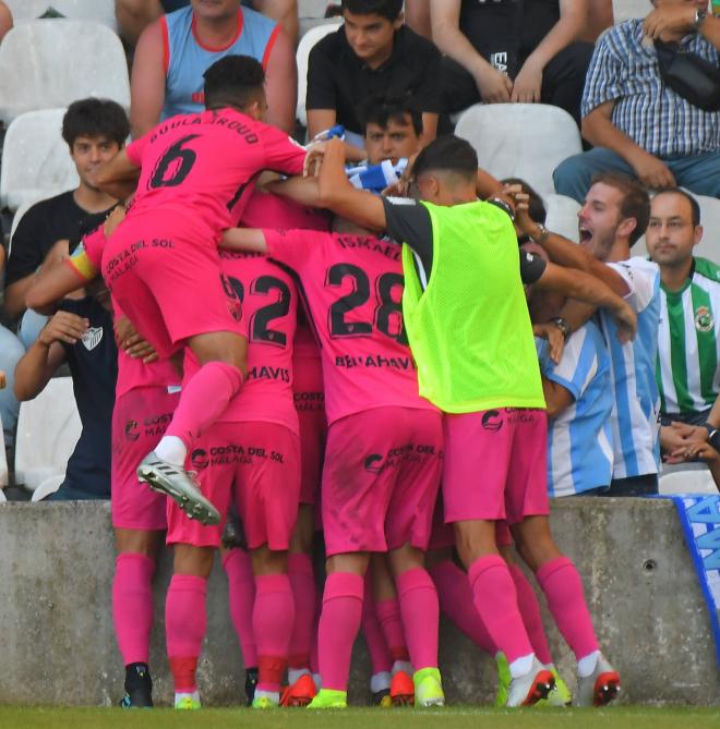El equipo celebra el gol de Adrián con la afición (Foto: LaLiga).