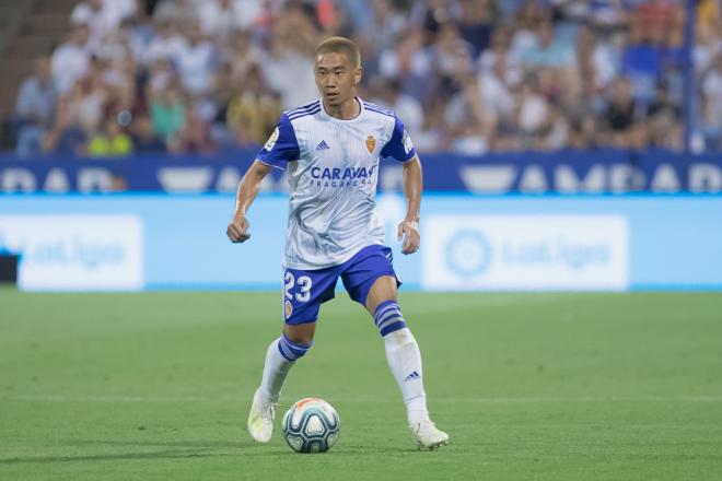 Kagawa con el balón durante su debut oficial con el Real Zaragoza frente al CD Tenerife (Foto: Dani Marzo)