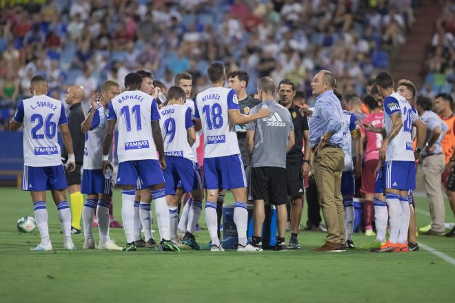 Momento del parón para la hidratación en el Real Zaragoza - Tenerife de la primera jornada de la 19/20 (Foto: Daniel Marzo)