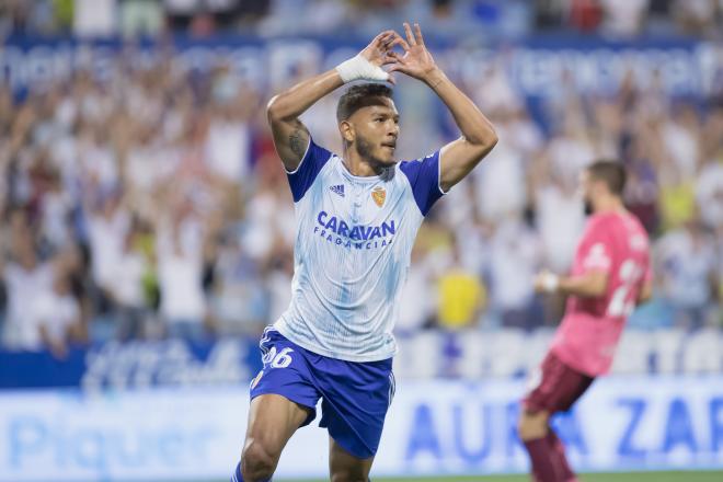 Luis Suárez celebra su primer gol con el Real Zaragoza (Foto: Daniel Marzo).