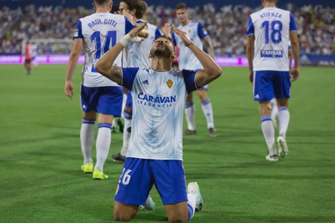 Luis Suárez celebra un gol en La Romareda (Foto: Daniel Marzo).