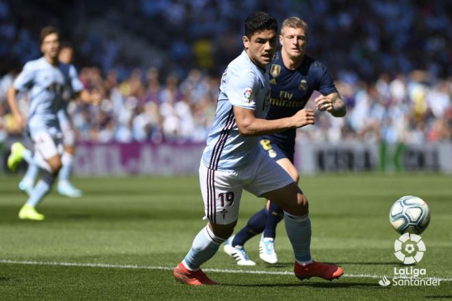 'Toro' Fernández intenta hacerse con el esférico ante la llegada de Kroos en el Celta-Real Madrid (Foto: LaLiga).